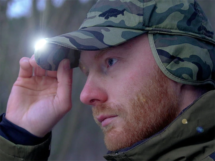 Zimowa czapka z daszkiem Delphin LED OutLINE Camo, UNI