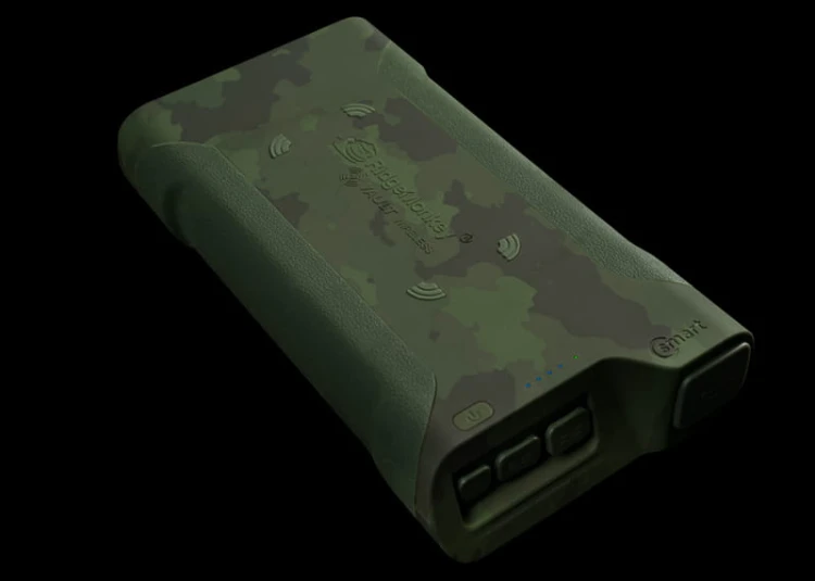 Powerbank z bezprzewodowym ładowaniem RidgeMonkey Vault C-Smart Wireless 77850mAh Camo