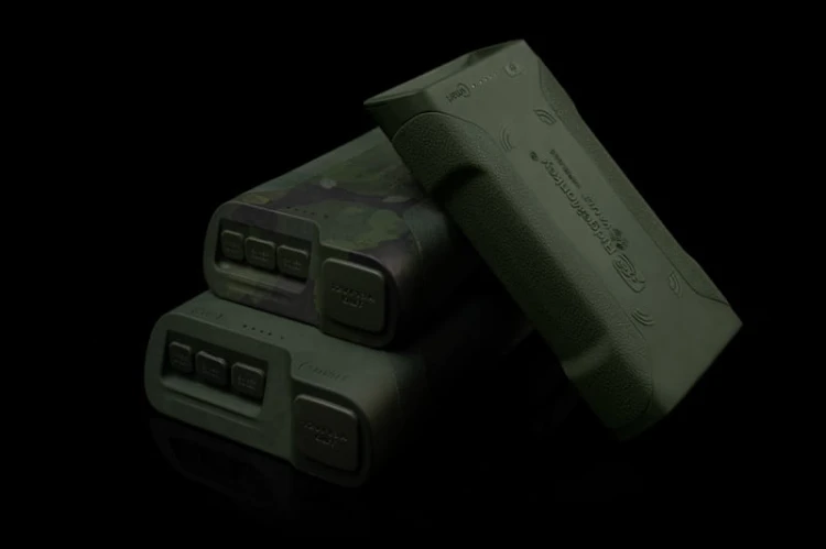 Powerbank z bezprzewodowym ładowaniem RidgeMonkey Vault C-Smart Wireless 77850mAh Camo