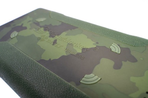 Powerbank z bezprzewodowym ładowaniem RidgeMonkey Vault C-Smart Wireless 77850mAh Camo