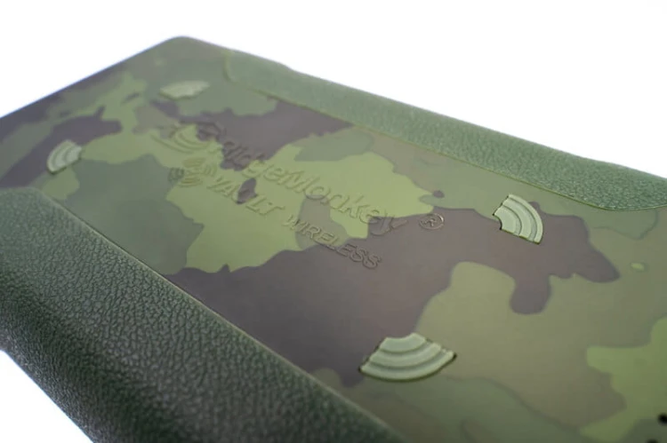 Powerbank z bezprzewodowym ładowaniem RidgeMonkey Vault C-Smart Wireless 77850mAh Camo